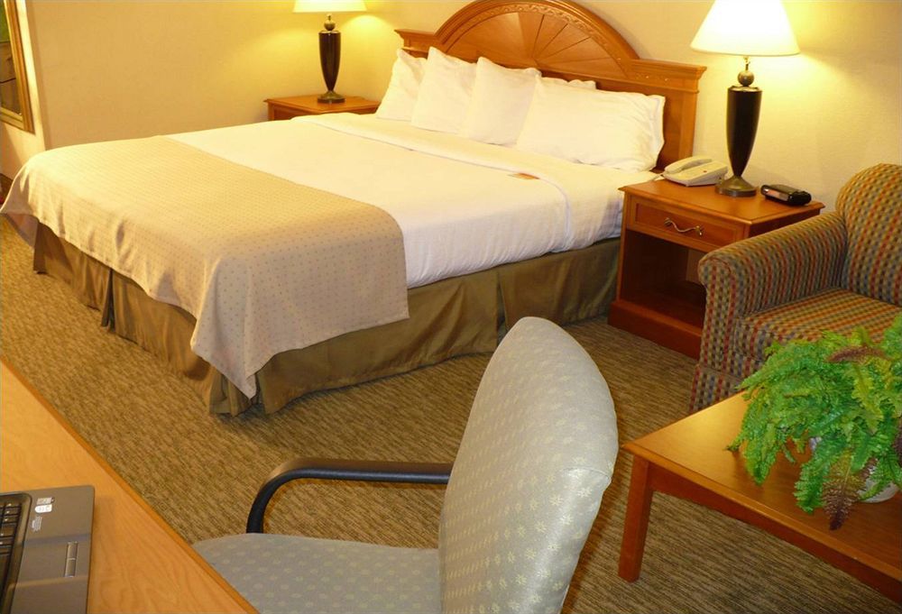 Doubletree By Hilton Decatur Riverfront Номер фото